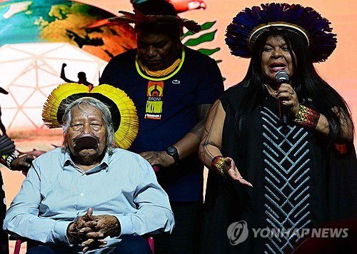 원주민 지도자이자 환경운동가인 라오니(왼쪽) 추장이 COP30 행사에 참석한 모습 [AFP=연합뉴스 자료사진. 재판매 및 DB금지]