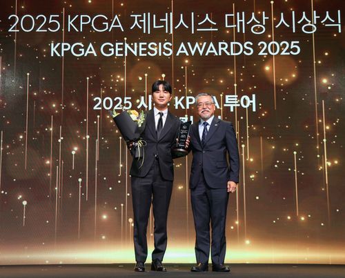 옥태훈(왼쪽)과 김원섭 KPGA 회장. [KPGA 제공. 재판매 및 DB 금지]