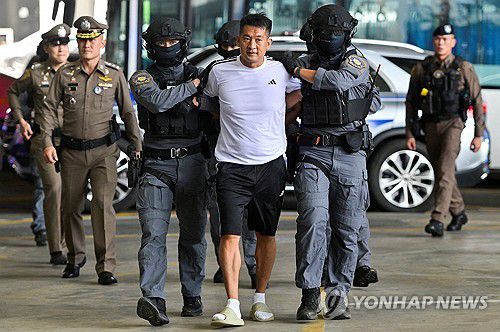 태국, 미얀마 범죄단지 중국인 거물 中에 인도(방콕 로이터=연합뉴스) 미얀마에서 범죄단지(사기작업장)를 만든 온라인 도박계 거물인 중국 출신 서즈장(徐智江·43)이 12일(현지시간) 태국 방콕 수완나품 공항에서 중국 측에 인도되고 있다.