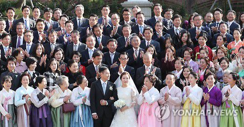 정몽구 회장 외손녀 결혼식(서울=연합뉴스) 임헌정 기자 = 11일 명동성당에서 열린 정성이 이노션 고문의 딸 선아영 씨 결혼식에서 참석자들이 기념촬영을 하고 있다. 선 씨는 정몽구 현대차 그룹 회장의 외손녀로, 탤런트 길용우 씨의 아들 성진 씨와 결혼했다. 2016.11.11 kane@yna.co.kr