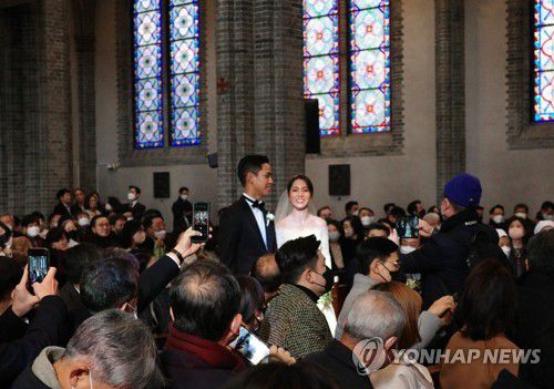 '12월의 신부' 리디아 고, 명동성당에서 결혼(서울=연합뉴스) 여자골프 세계 랭킹 1위 리디아 고와 정태영 현대카드 부회장의 아들 정준 씨가 30일 서울 중구 명동성당에서 열린 결혼식에 입장하고 있다. 2022.12.30 [현대카드 제공, 재판매 및 DB 금지] photo@yna.co.kr