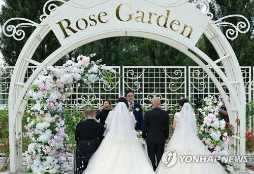 부부로 시작[연합뉴스 자료사진]