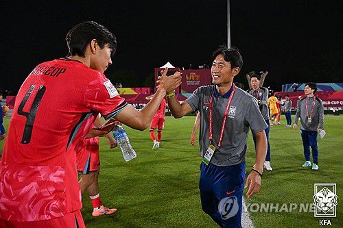 하이파이브 하는 백기태 감독(서울=연합뉴스) 백기태 U-17 축구대표팀 감독이 10일(한국시간) 카타르 도하의 어스파이어존에서 열린 2025 국제축구연맹(FIFA) U-17 월드컵 조별리그 F조 3차전 코트디부아르와의 경기에서 3-1로 이긴 뒤 선수들과 하이파이브를 하고 있다. 2025.11.11 [대한축구협회 제공. 재판매 및 DB 금지] photo@yna.co.kr