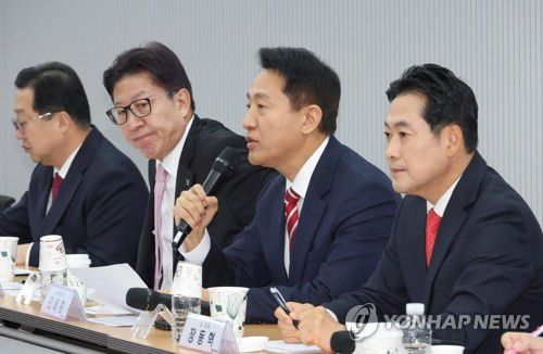 발언하는 오세훈 시장(서울=연합뉴스) 김주성 기자 = 오세훈 서울시장이 12일 서울 여의도 당사에서 열린 '지방선거총괄기획단-시도 광역단체장 연석회의'에서 발언하고 있다. 오른쪽은 국민의힘 장동혁 대표. 2025.11.12 utzza@yna.co.kr