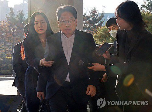 '묵묵부답' 출근하는 노만석 검찰총장 직무대행(서울=연합뉴스) 한종찬 기자 = 노만석 검찰총장 직무대행이 12일 서울 서초구 대검찰청으로 출근하고 있다. 2025.11.12 saba@yna.co.kr