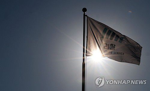 검찰 '항소포기' 논란 지속(서울=연합뉴스) 한종찬 기자 = 검찰의 대장동 사건 항소 포기 결정을 두고 내부에서 노만석 검찰총장 직무대행의 책임론이 확산되고 있다. 이날 노만석 검찰총장 직무대행은 사퇴 요구와 관련한 언론의 질문에 아무런 답변을 하지 않았다. 사진은 12일 서울 서초구 대검찰청 앞 검찰기. 2025.11.12 saba@yna.co.kr