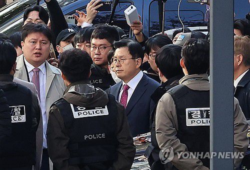 내란특검, '내란 선전선동' 황교안 자택서 체포(서울=연합뉴스) 김주형 기자 = 12·3 비상계엄 관련 내란·외환 의혹을 수사하는 조은석 특별검사팀이 12일 서울 용산구 자택에서 황교안 전 국무총리를 체포하고 있다.  2025.11.12 kjhpress@yna.co.kr