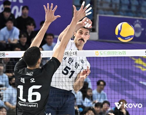 2024-25시즌 챔프전에서 공격하는 대한항공 러셀(뒤)과 막는 현대캐피탈 레오.[한국배구연맹 제공. 재판매 및 DB 금지]