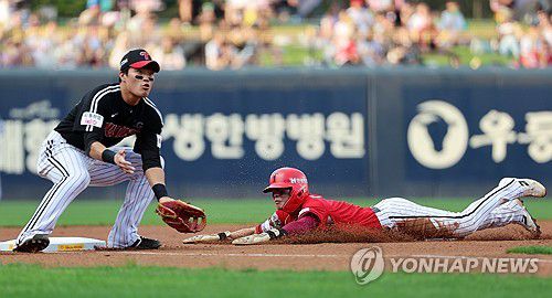 도루하는 박찬호(광주=연합뉴스) 조남수 기자 = 24일 광주 기아챔피언스필드에서 열린 프로야구 LG 트윈스와 KIA 타이거즈의 경기. KIA 1회말 1사 2루에서 2루 주자 박찬호가 3번 나성범 타석 때 3루 도루에 성공하고 있다. LG 3루수는 천성호. 2025.8.24 iso64@yna.co.kr
