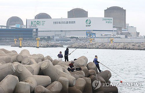 고리 2호기 수명연장 심사(부산=연합뉴스) 강선배 기자 = 25일 오후 부산 기장군 장안읍 월내 쪽에서 바라본 고리2호기(오른쪽 두 번째) 모습. 원자력안전위원회는 이날 회의를 열고 고리 2호기의 사고관리계획서와 계속 운전 여부를 심의한다. 2025.9.25 sbkang@yna.co.kr