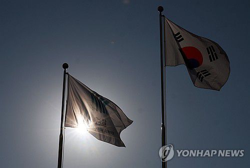 검찰 '항소포기' 논란 지속(서울=연합뉴스) 한종찬 기자 = 검찰의 대장동 사건 항소 포기 결정을 두고 내부에서 노만석 검찰총장 직무대행의 책임론이 확산되고 있다. 이날 노만석 검찰총장 직무대행은 사퇴 요구와 관련한 언론의 질문에 아무런 답변을 하지 않았다. 사진은 12일 서울 서초구 대검찰청 앞 검찰기. 2025.11.12 saba@yna.co.kr