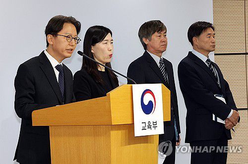 2026학년도 수능 출제방향은(세종=연합뉴스) 배재만 기자 = 김창원 수능 출제위원장이 13일 정부세종청사 교육부 브리핑실에서 2026학년도 대학수학능력시험 출제방향에 관해 설명하고 있다. 오른쪽부터 오승걸 한국교육과정평가원장, 추병완 수능검토위원장. 2025.11.13 scoop@yna.co.kr