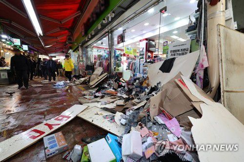 부천 제일시장 트럭 돌진(부천=연합뉴스) 임순석 기자 = 13일 오전 10시 55분께 경기 부천시 오정구 원종동 제일시장에서 주행 중인 트럭이 상점 앞으로 돌진하는 사고가 발생해 트럭이 치워진 상점 앞에 옷가지 등이 흩어져 있다. 2025.11.13 soonseok02@yna.co.kr