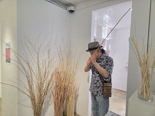 싸리나무 회초리 휘두르는 성능경 작가(서울=연합뉴스) 박의래 기자 = 개념미술가 성능경이 지난 8월 25일 오후 서울 종로구 백아트에서 열린 개인전 '쌩~ 휙!' 기자간담회에서 싸리나무 회초리를 휘두르고 있다. 2025.11.13. laecorp@yna.co.kr