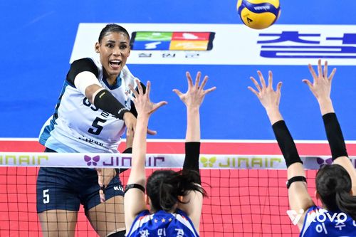 스파이크하는 GS칼텍스의 실바(왼쪽)[한국배구연맹 제공. 재판매 및 DB 금지]