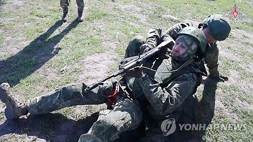 러시아 쿠르스크 지뢰제거 작업 투입돼 훈련 받는 북한 공병들[로이터/러시아 국방부 연합뉴스. 재판매 및 DB 금지]