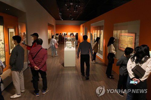 관람 열기 뜨거운 '어느 수집가의 초대'전2023년 광주에서 열린 이건희 회장 기증 특별전 '어느 수집가의 초대' 모습 [국립광주박물관 제공. 재판매 및 DB 금지]