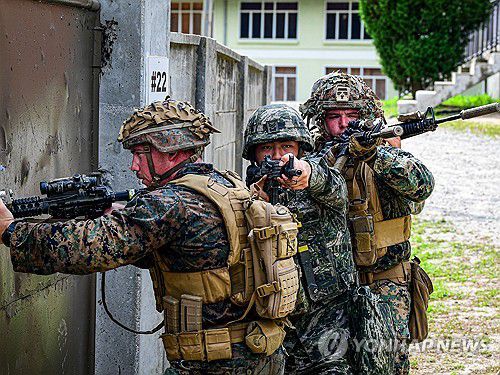 25-2차 KMEP 연합훈련 실시한 한미 해병대(서울=연합뉴스) 해병대는 지난 7월 중순부터 8월까지 미 해병대와 김포, 강화, 포항, 포천, 동두천 등지에서 25-2차 KMEP 연합훈련을 실시하고 있다고 6일 밝혔다.      한미 해병대 장병들이 KMEP 연합보병훈련 간 연합제대를 편성해 도시지역작전 근접전투기술 훈련을 하고 있다. 2025.8.6 [한미 해병대 제공. 재판매 및 DB 금지] photo@yna.co.kr
