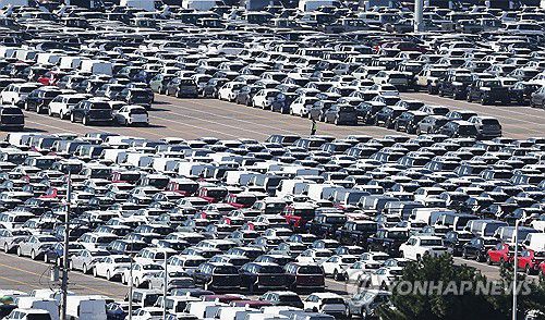 수출 대기 중인 자동차[연합뉴스 자료사진]