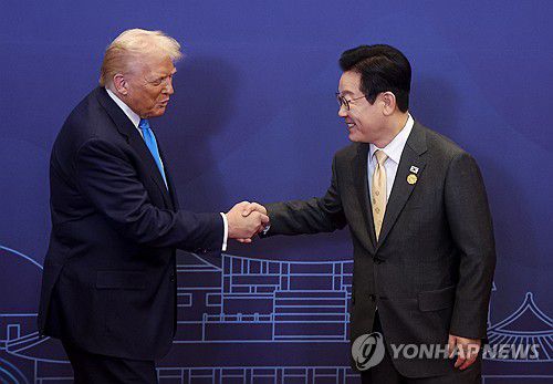 트럼프 대통령 영접하는 이재명 대통령(경주=연합뉴스) 김도훈 기자 = 이재명 대통령이 지난달 29일 경북 경주 힐튼호텔 그랜드볼룸에서 열린 대통령 주최 정상 특별만찬에 앞서 도널드 트럼프 미국 대통령을 영접하고 있다. [연합뉴스 자료사진]