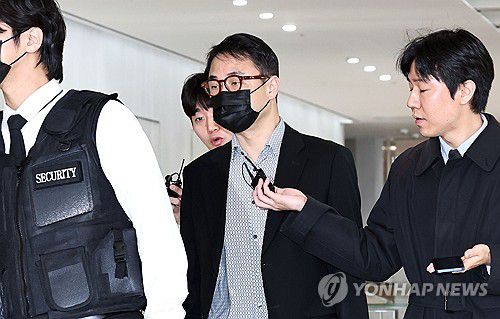 '양평 개발특혜 의혹' 김진우 특검 재출석(서울=연합뉴스) 김인철 기자 = 양평 공흥지구 개발 특혜 의혹과 관련해 김건희 여사의 오빠 김진우 씨가 지난 11일 서울 광화문 KT빌딩에 마련된 김건희특검 사무실에 피의자 신분으로 재출석하고 있다. 2025.11.11 yatoya@yna.co.kr