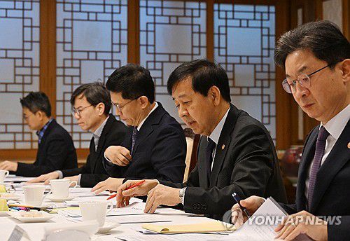 구윤철 부총리, 시장상황점검회의 주재(서울=연합뉴스) 구윤철 부총리 겸 기획재정부 장관이 14일 서울 종로구 정부서울청사에서 시장상황점검회의를 주재하고 있다. 2025.11.14 [기획재정부 제공. 재판매 및 DB 금지] photo@yna.co.kr