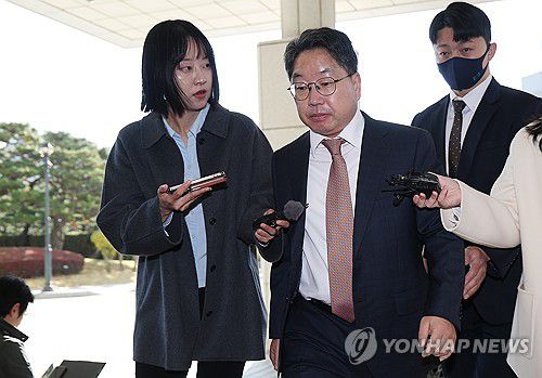 퇴임식 위해 대검 향하는 노만석 검찰총장 직무대행(서울=연합뉴스) 김성민 기자 = 노만석 검찰총장 직무대행이 14일 서울 서초구 대검찰청으로 들어서고 있다. 노 대행은 이날 대검 본관에서 비공개 퇴임식을 가진다. 2025.11.14 ksm7976@yna.co.kr