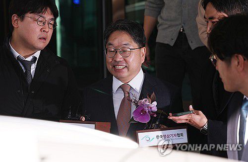 퇴임하는 노만석 검찰총장 직무대행(서울=연합뉴스) 김성민 기자 = 퇴임식을 마친 노만석 검찰총장 직무대행이 14일 서울 서초구 대검찰청을 나서고 있다. 2025.11.14 ksm7976@yna.co.kr