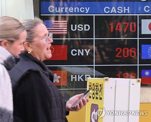 환율 이틀 연속 1,475원 찍자 외환당국 구두개입(서울=연합뉴스) 서명곤 기자 = 금융·통화당국 수장들이 외환시장 불확실성 확대에 우려를 드러내면서 가용수단을 적극적으로 활용하겠다는 입장을 밝혔다. 국민연금의 국내·외 투자 등이 외환시장에 미칠 변동성을 줄이는 방향으로 별도의 방안도 내놓기로 했다.     사진은 14일 서울 중구 명동 환전소 모습. 2025.11.14 seephoto@yna.co.kr
