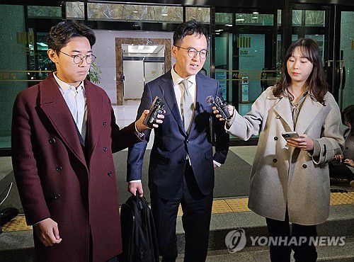 청사 나서는 구자현 신임 대검차장(서울=연합뉴스) 이밝음 기자 = '대장동 항소 포기' 논란 끝에 사표를 낸 노만석 검찰총장 직무대행의 후임자로 임명된 구자현 서울고등검찰청 검사장이 14일 서울 서초구 서울고등검찰청사를 나서며 취재진 질문에 답하고 있다. 2025.11.14 bright@yna.co.kr