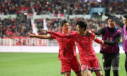 손흥민 선제골 작렬(대전=연합뉴스) 임화영 기자 = 14일 대전월드컵경기장에서 열린 남자축구 국가대표 A매치 평가전 대한민국과 볼리비아의 경기. 손흥민이 골을 넣은 뒤 동료들과 기쁨을 나누고 있다. 2025.11.14 hwayoung7@yna.co.kr