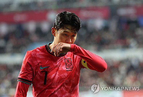 캡틴의 무게(대전=연합뉴스) 임화영 기자 = 14일 대전월드컵경기장에서 열린 남자축구 국가대표 A매치 평가전 대한민국과 볼리비아의 경기. 한국 손흥민이 코너킥을 하러 이동하고 있다. 2025.11.14 hwayoung7@yna.co.kr