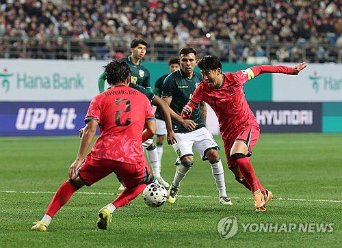 손흥민 '가보자고!'(대전=연합뉴스) 임화영 기자 = 14일 대전월드컵경기장에서 열린 남자축구 국가대표 A매치 평가전 대한민국과 볼리비아의 경기. 한국 손흥민이 슛을 시도하고 있다. 2025.11.14 hwayoung7@yna.co.kr