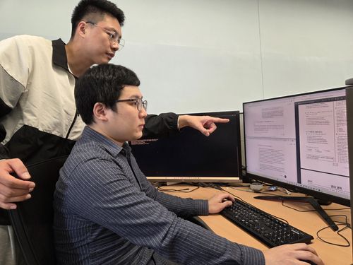 김시호 교수 연구팀13일 인천 연수구에 위치한 연세대 국제캠퍼스에서 김시호 연세대 인공지능융합대 첨단융합공학부 교수 연구팀이 인공지능(AI) 모델에게 2026년 대학수학능력시험(수능) 문제를 풀게 하고 있다. 최진호 대학원생(석사과정. 왼쪽)과 김진혁 박사[김시호 교수 연구팀 제공. 재판매 및 DB 금지]