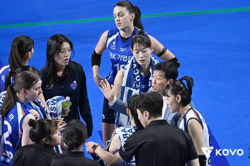 작전 지시하는 김호철 IBK기업은행 감독(오른쪽 중앙)[한국배구연맹 제공. 재판매 및 DB 금지]