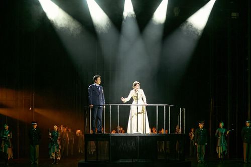 뮤지컬 '에비타' 속 에바 페론과 후안 페론의 모습[블루스테이지 제공. 재판매 및 DB 금지]