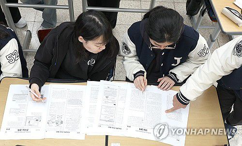 '수능 끝, 내 점수는?'(대구=연합뉴스) 윤관식 기자 = 2026학년도 대학수학능력시험(수능) 다음날인 14일 대구 수성구 정화여자고등학교 3학년 교실에서 수험생들이 가채점하고 있다. 2025.11.14 psik@yna.co.kr
