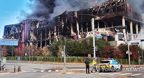 화마가 삼킨 이랜드패션 물류센터(천안=연합뉴스) 15일 오전 충남 천안시 동남구 풍세면 이랜드패션 물류센터에서 불이 나 소방 당국이 화재 진압에 나선 가운데, 불에 탄 건물 골조가 드러나 있다. 2025.11.15 [독자 제공. 재판매 및 DB 금지] coolee@yna.co.kr