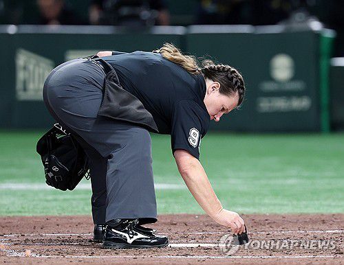 한일 평가전 주심 맡은 'MLB 최초 여성심판' 젠 파월(도쿄=연합뉴스) 이동해 기자 = 15일 일본 도쿄돔에서 열린 2025 K베이스볼 시리즈 대한민국과 일본의 평가전. 4회초 메이저리그(MLB) 최초 여성 심판인 젠 파월이 타석을 고르고 있다. 2025.11.15 eastsea@yna.co.kr