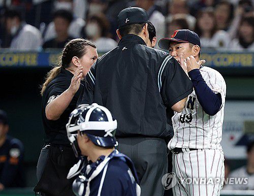 '계속되는 언쟁'(도쿄=연합뉴스) 이동해 기자 = 15일 일본 도쿄돔에서 열린 2025 K베이스볼 시리즈 대한민국과 일본의 평가전. 일본 야구대표팀 이바타 히로카즈 감독이 그라운드에 나와 심판진에게 어필하고 있다. 2025.11.15 eastsea@yna.co.kr