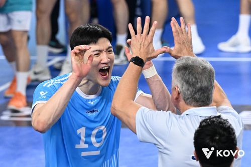 환호하는 대한항공 정지석(왼쪽)[한국배구연맹 제공. 재배포 및 DB 금지]