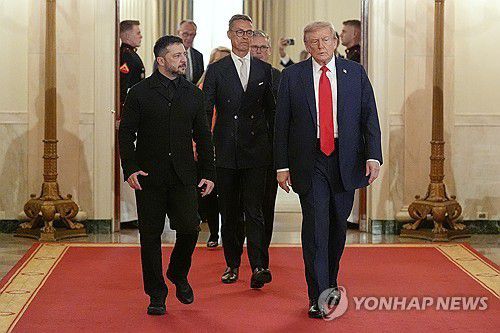 지난 8월 백악관에서 트럼프 대통령(오른쪽), 젤렌스키 대통령(왼쪽) 한 걸음 뒤에서 함께 이동하고 있는 스투브 핀란드 대통령(가운데). [AP 연합뉴스 자료사진. 재판매 및 DB 금지]
