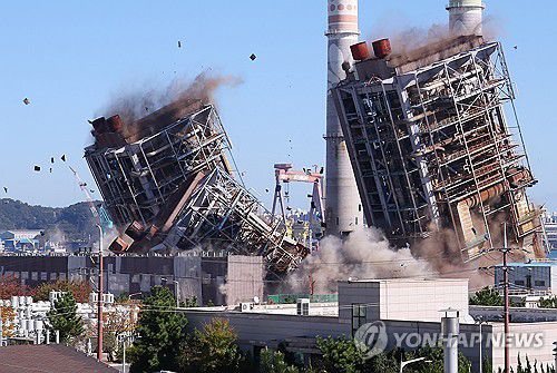 울산화력 보일러타워 4·6호기 발파(울산=연합뉴스) 손형주 기자 = 울산화력발전소 보일러 타워 붕괴 사고 엿새째인 11일 오전 발전소 보일러타워 4호기 6호기가 발파 해체 되고 있다. 소방당국은 발파 4호기 6호기 발파 직후 8개팀 70여명을 투입해 붕괴 사고가 난 5호기 주변으로 수색을 벌일 예정이다. 2025.11.11 handbrother@yna.co.kr