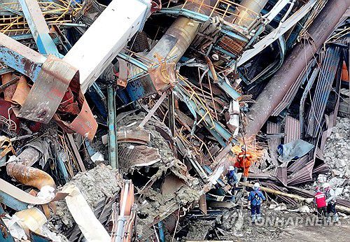 절단기로 진입로 확보(울산=연합뉴스) 손형주 기자 = 12일 오후 울산화력발전소 보일러타워(5호기)에서 수색에 동원된 대원이 절단기로 진입로를 확보하고 있다. 지난 6일 발생한 붕괴 사고 매몰자 7명 중 사망자는 5명이며 나머지 2명은 여전히 매몰 상태다. 2025.11.12 handbrother@yna.co.kr