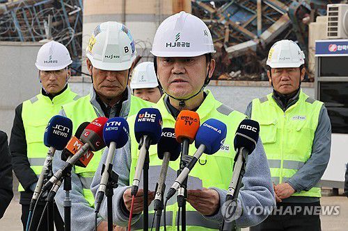 일주일 만에 나타난 HJ중공업 대표(울산=연합뉴스) 장지현 기자 = 울산화력발전소 보일러 타워 붕괴 사고 8일째인 13일 오전 HJ중공업 김완석 대표가 발전소 후문 앞에서 사고 후 첫 입장 발표를 하고 있다. 2025.11.13 jjang23@yna.co.kr