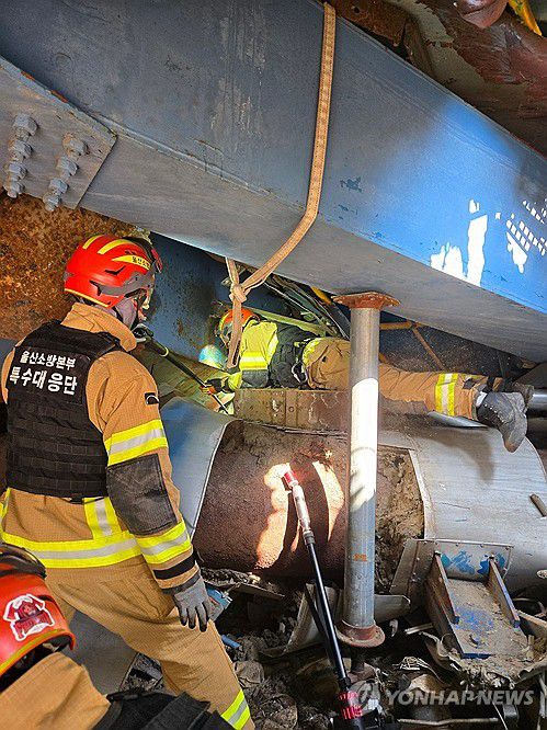 붕괴 구조물 속에서 힘겨운 수색작업(울산=연합뉴스) 울산화력발전소 보일러 타워 붕괴 사고 9일째인 14일 오전 발전소 현장에서 구조대원들이 힘겨운 수색작업을 이어가고 있다. 지난 6일 발생한 이 사고로 매몰자 7명이 모두 숨졌다. [울산소방본부 제공.재판매 및 DB 금지]