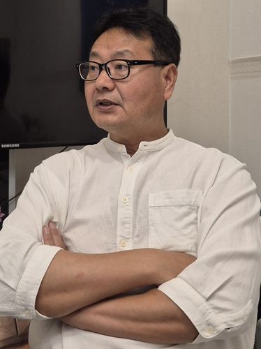 입양인 김준호 씨를 돕고 있는 류동익 FPF 공동 대표[윤근영 기자 촬영]