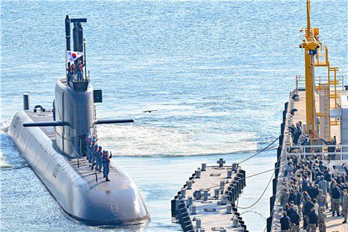 한미 연합대잠전 훈련 '사일런트 샤크' 참가 위해 출항하는 안무함해군 도산안창호급 잠수함 안무함(SS-Ⅲ, 3천t급)이 2025 사일런트 샤크 훈련 참가를 위해 지난 11월 4일 진해군항을 출항하고 있다. 2025.11.17 [해군 제공. 재판매 및 DB 금지]