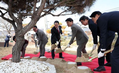 도 보견환경연구원 신축 실험연구동 개소식 기념식수[강원도 제공.재판매 및 DB 금지]