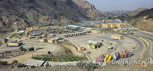 토르캄 국경검문소에 발 묶인 화물 트럭들[EPA 연합뉴스 자료사진. 재판매 및 DB 금지]